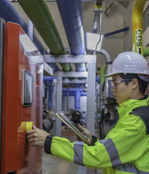 vecteezy_asian-engineer-wearing-glasses-working-in-the-boiler_11775075_283-scaled